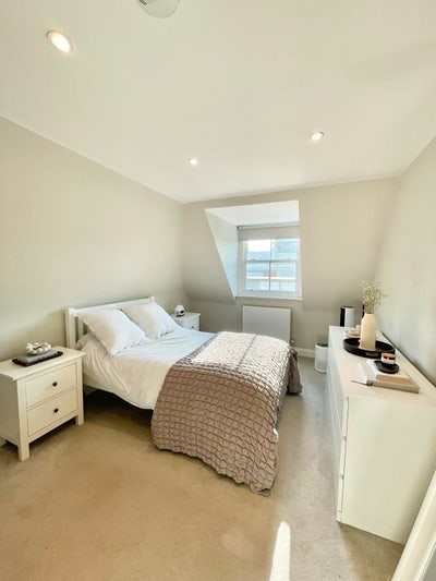 Double Room on Putney High Street Main Photo