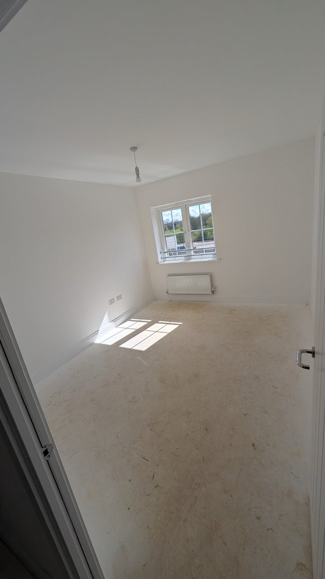 New room to rent in 1 person household Main Photo