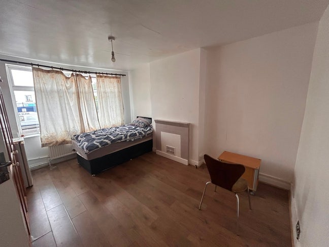Double room available in Sutton area SM3 9HE Main Photo