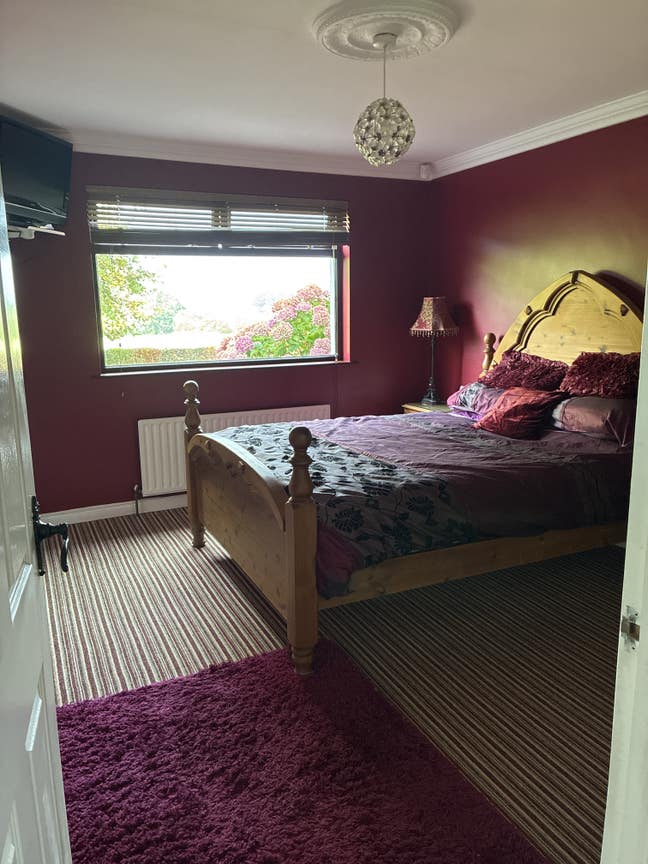 En-suite king size bedroom lovely setting  Main Photo
