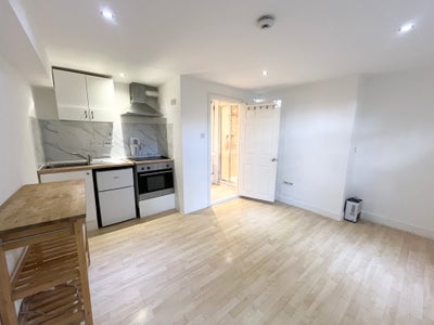 En suite room with private kitchenette Main Photo
