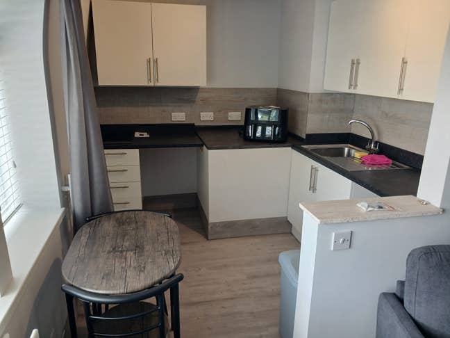 Newly refurbished room with own kitchenette  Main Photo
