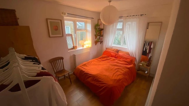 Furnished room in shared flat available Main Photo