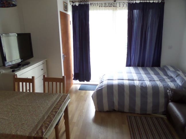 Superb room with balcony, Gym , by Feltham station Main Photo