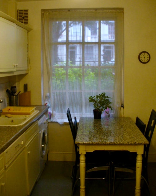 Double room  available in Victoria  Main Photo
