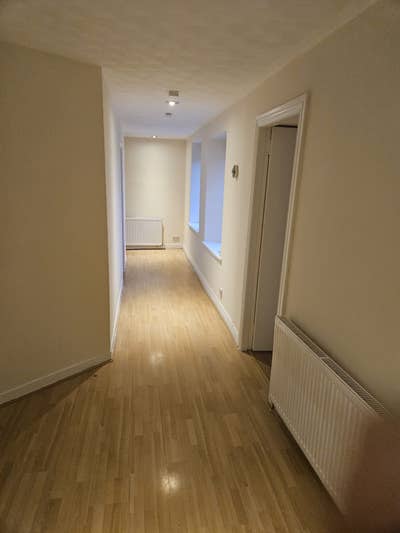  3 Rooms for one family in three bed flat Main Photo