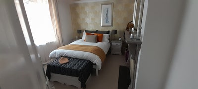 Double bedroom in quiet shared house Main Photo