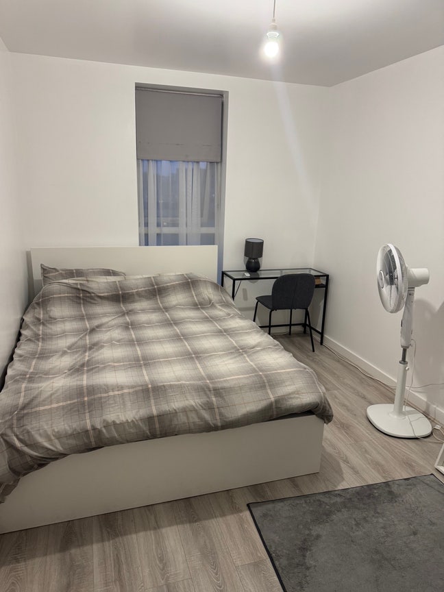 Modern spacious double room in east london  Main Photo