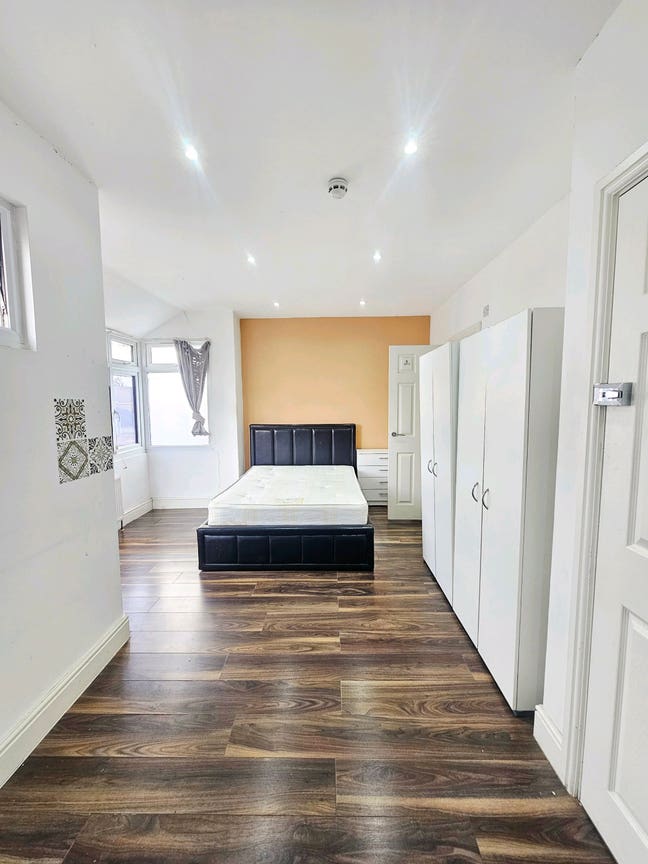 Spacious: Studio: All Bills Included  Main Photo