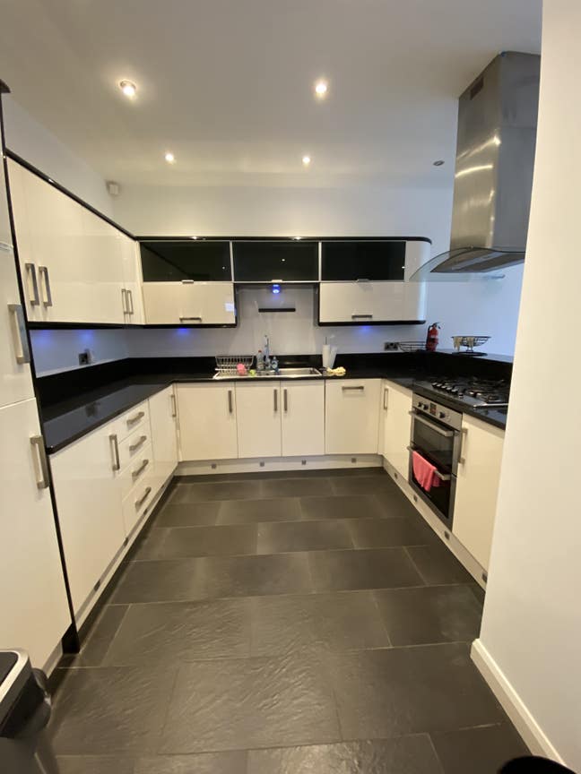 4bed detached house + garden & parking Main Photo