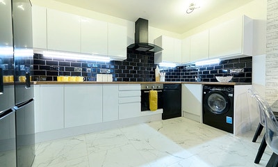Recently Renovated 7- Bedroom En Suite apartment  Main Photo
