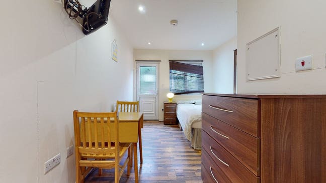 Most Bills Included- Studio Behind Kilburn Station Main Photo