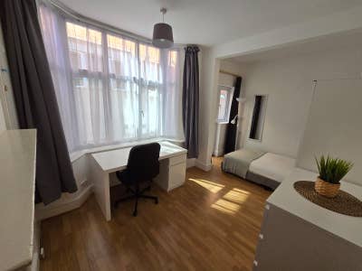 🏡 Spacious Double Bedroom in The Polygon Main Photo