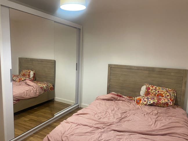 Double Bedroom with Ensuite &pound;750 bills included Main Photo