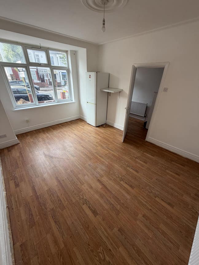 Newly Refurbished House+Garden+Separate Living Rm Main Photo