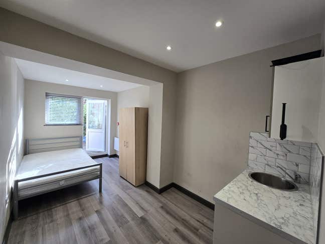 Studio in harrow-all biils inc.  access to garden! Main Photo