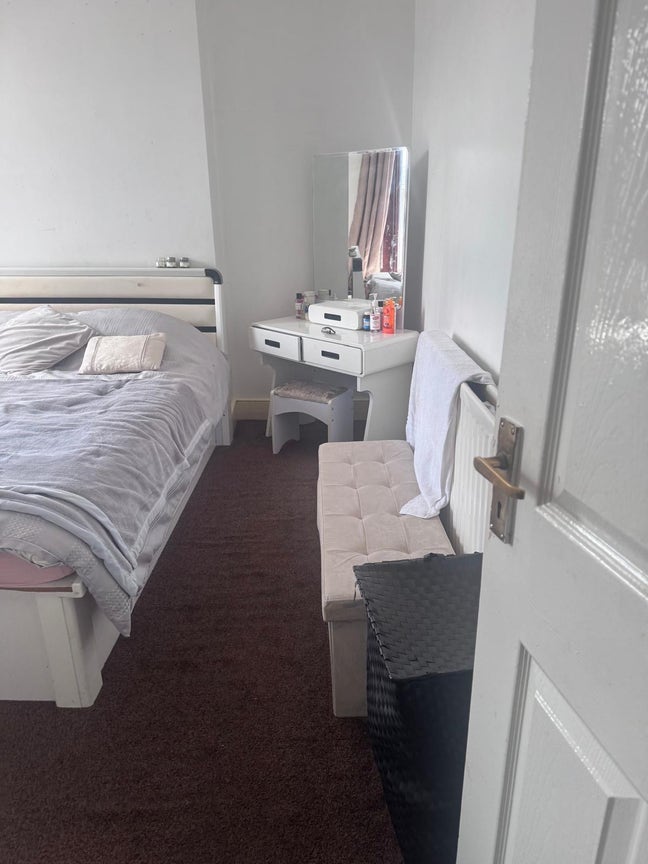 Double room available in shared accommodation  Main Photo