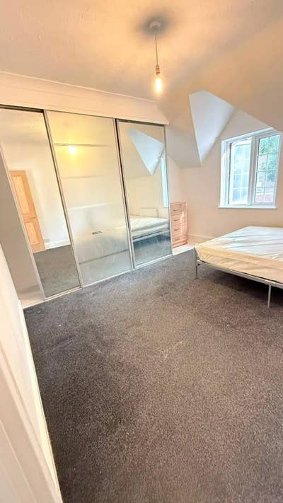 2 beautiful rooms close to train station Main Photo