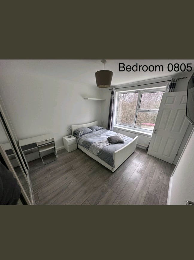 0802/05 - Two Large Double EnSuites - Top Location Main Photo