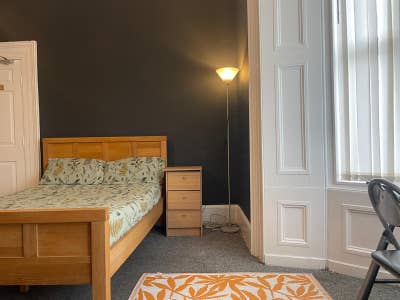 **Large Bright Room in a Fantastic Location ** Main Photo