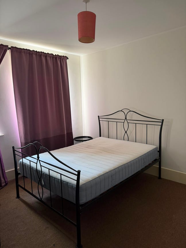 Large and cosy double room available E15  Main Photo