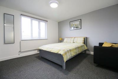 ✨ Stylish Ensuite Double Room | All Bills Included Main Photo