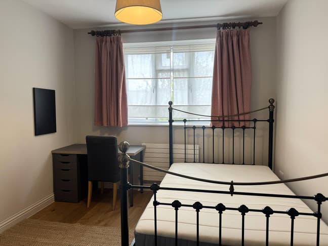 Large Double Ensuite Room in Shared House Main Photo