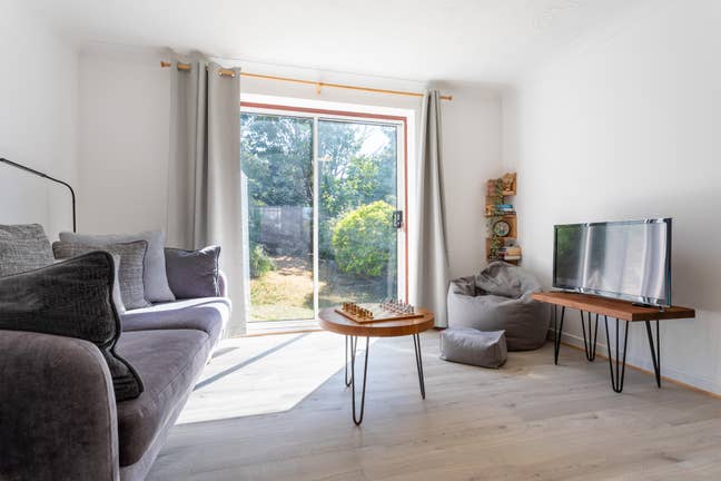 Modern 2-bed with off-street parking, near Bath Main Photo