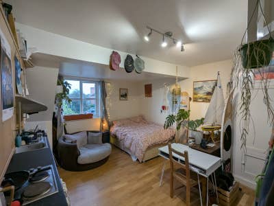 Studio & Double available in social Redland house Main Photo