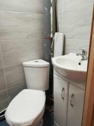 Stratford ensuite room with own shower,WC Main Photo