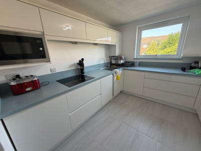 Well-Proportioned Threebedroom Flat in the CR0 5Jb Main Photo