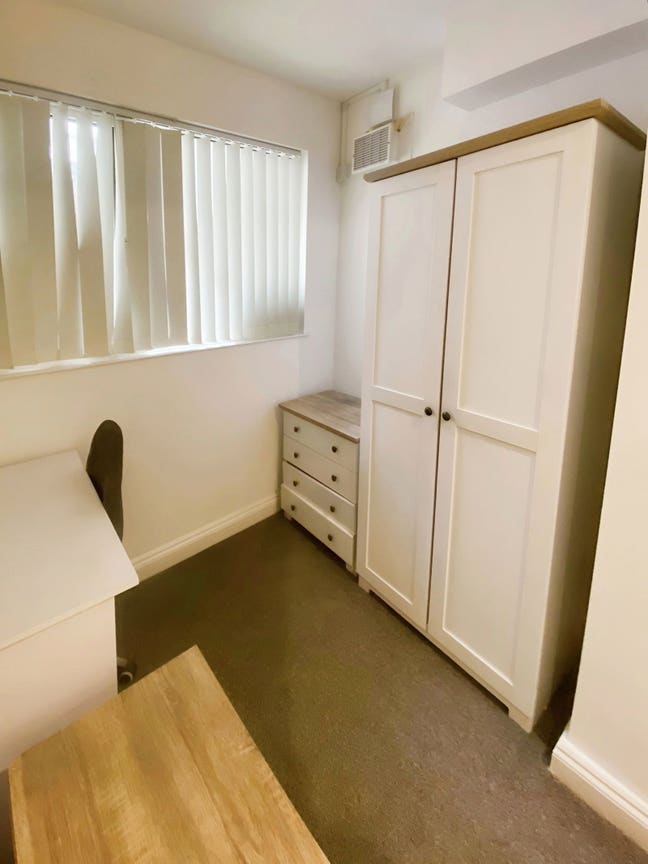 A Large Double En Suite Room, Available Now Main Photo