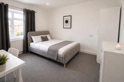 ⚡3 Ensuites - Direct Central Line - Zone 4!⚡ Main Photo