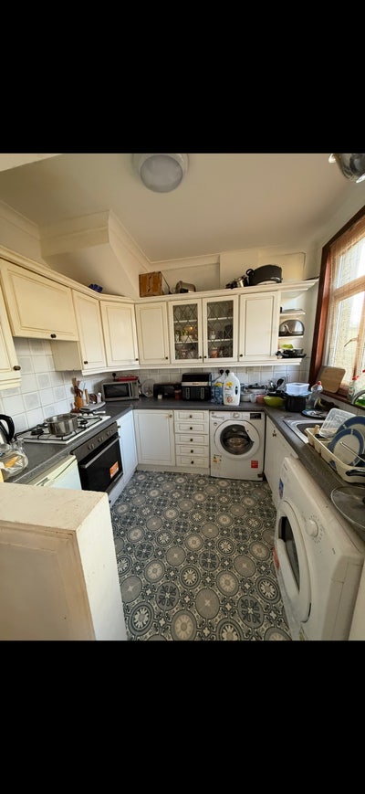 Spacious 3/4 bedroom house with private garden Main Photo