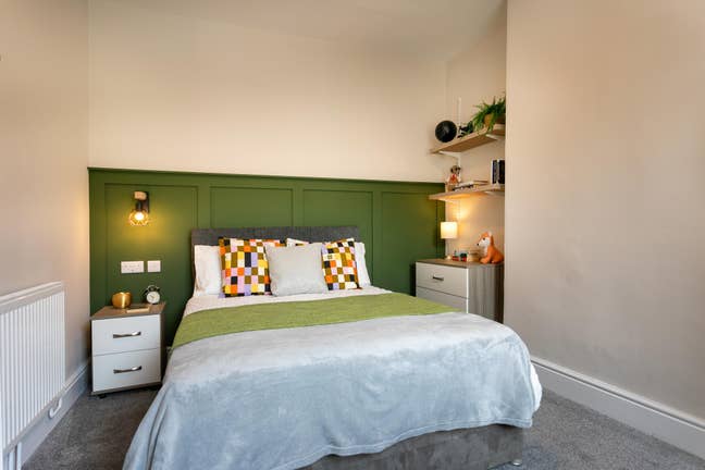 Superb Double room - close to tram and ASDA Main Photo