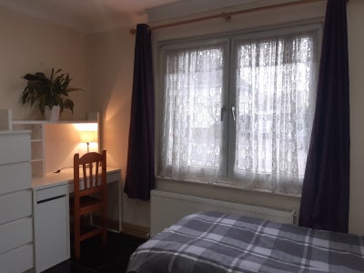 Short term let,12mins walk to Raynes Park Station Main Photo