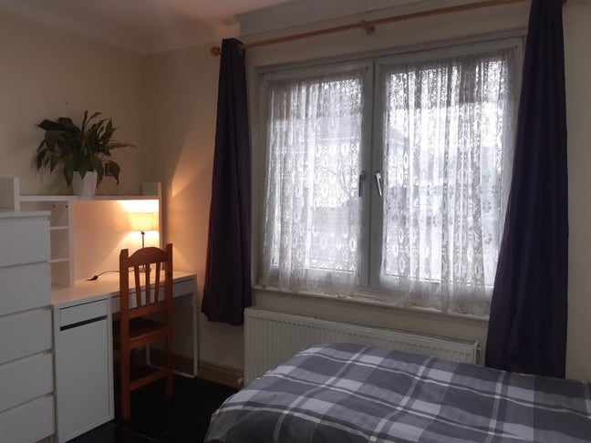 Short term let,12mins walk to Raynes Park Station Main Photo