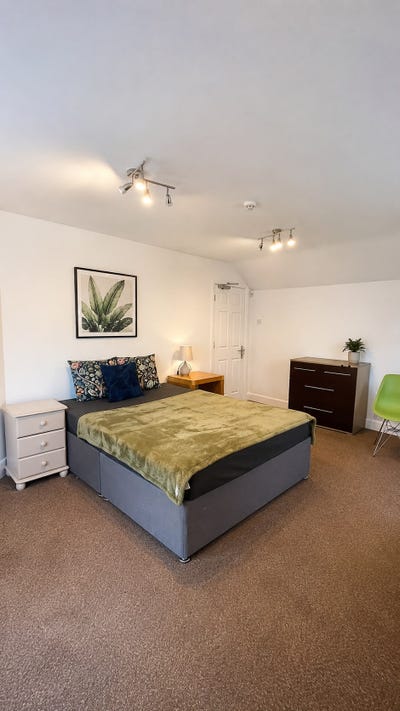 Extra-large room by the beach&train station Main Photo