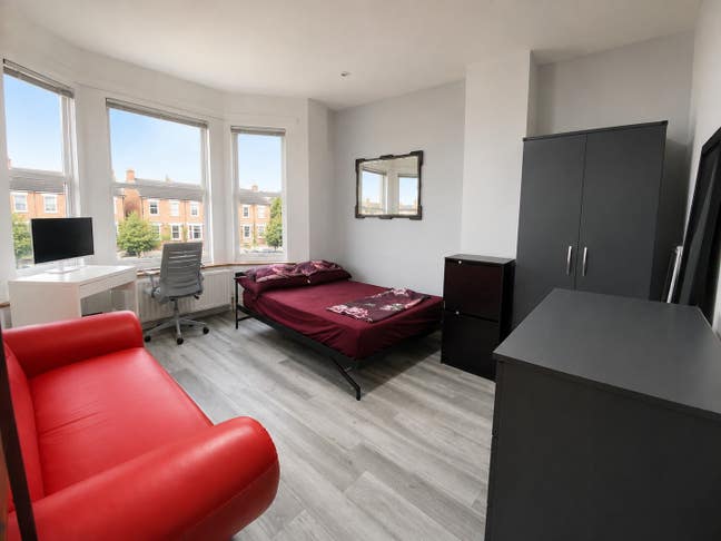 1 room available in a 5 bed modern flat Main Photo