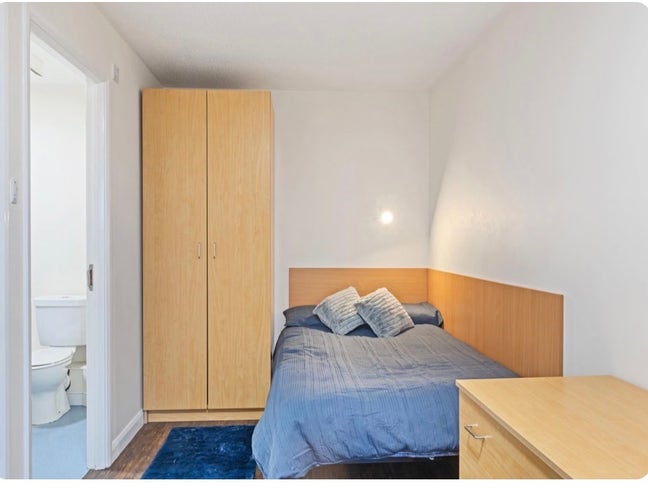 En - suite student room at The Farthings Main Photo