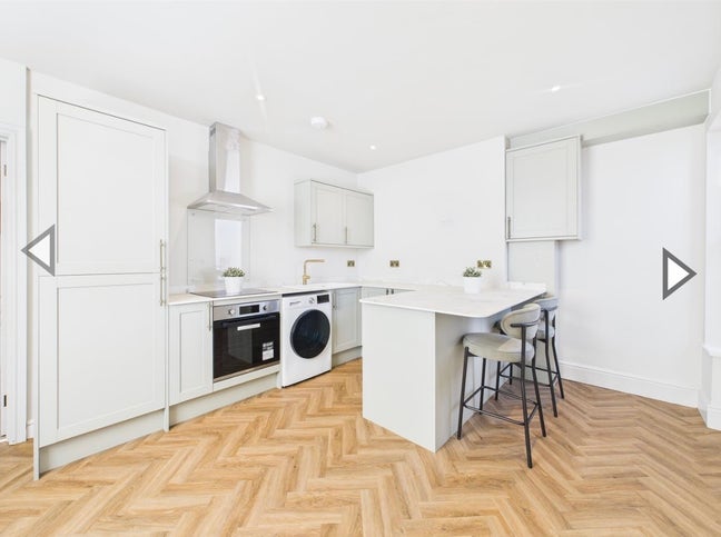 Female Tenant Wanted Refurbished 2-Bed Ensuite Apt Main Photo