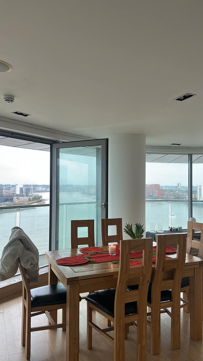 Large ensuite bedroom available in Canary Wharf  Main Photo
