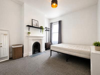 Nice double room in Leytonstone E11 3AJ Main Photo