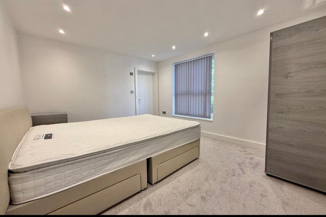 Large Double En-Suite Room | Parking |Old Trafford Main Photo