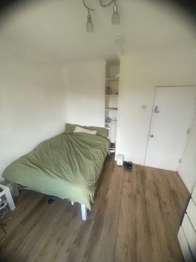 Spacious Double Room in Oval  Main Photo