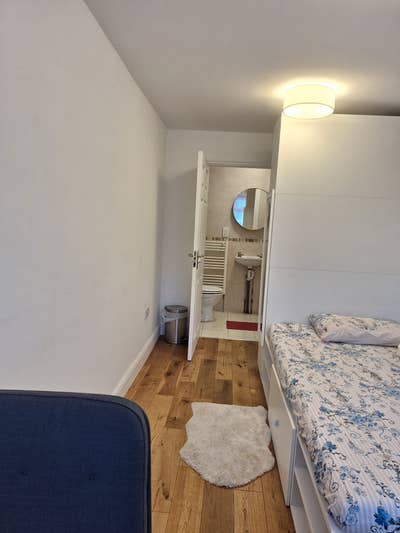 Large en-suite room for rent Main Photo