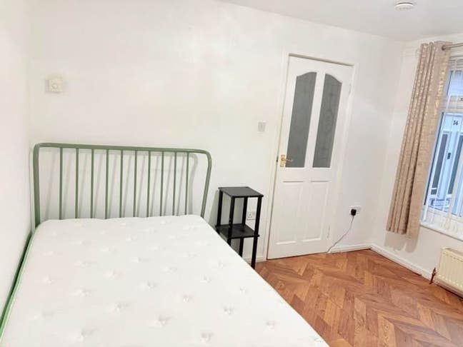 Spacious Double Room Is Available In - OL1 4RP Main Photo