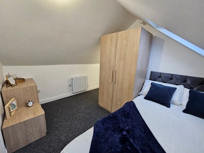 🚀😎Double En-Suited Room - Town Centre😎🚀 Main Photo