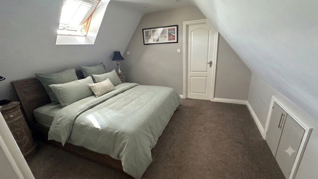 Master bedroom with en-suite and walk-in wardrobe Main Photo