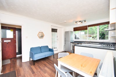 Gorgeous 3 Bed flat in Crossharbour E14 area Main Photo
